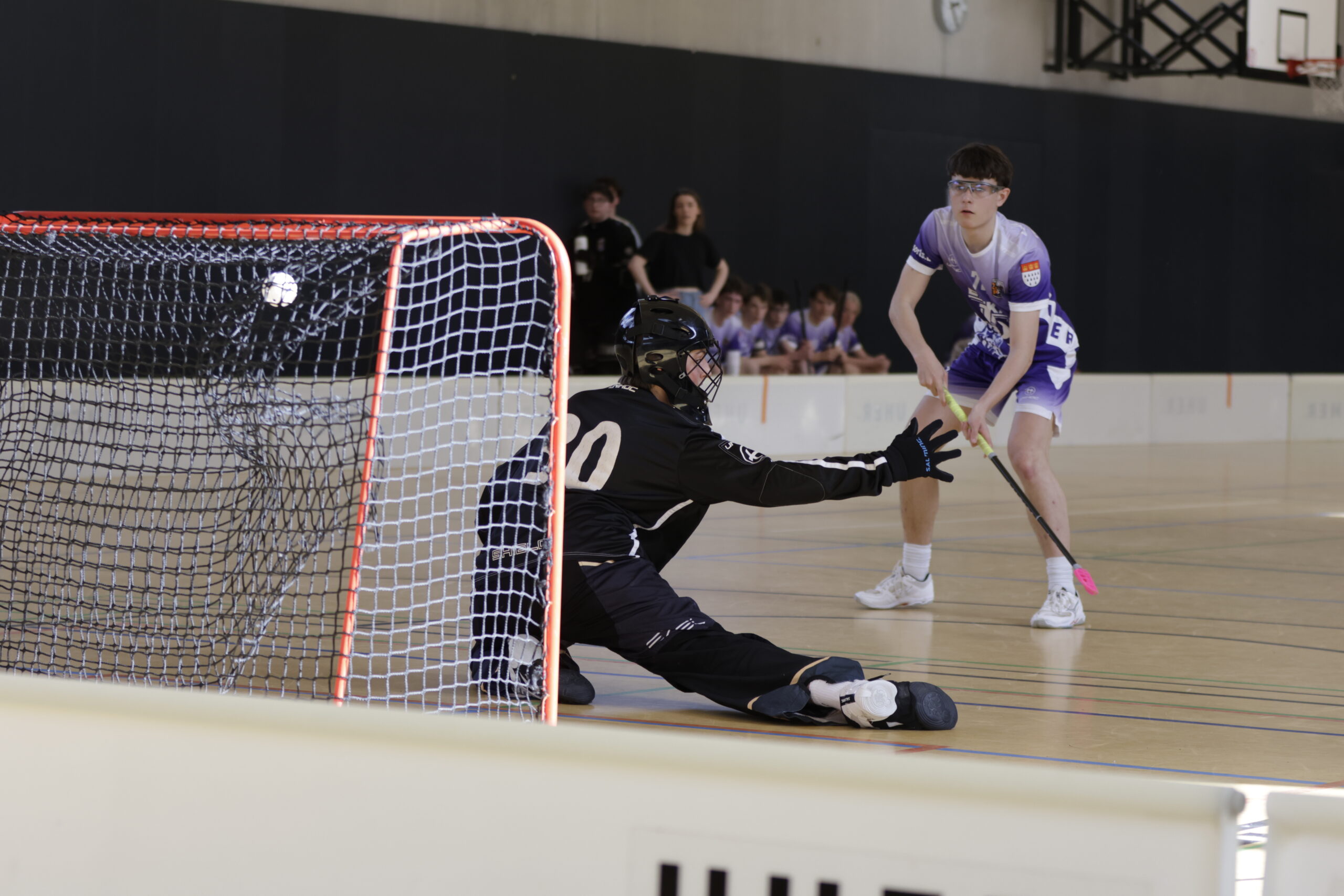 Selten, aber Ruben Wagner musste beim Penalty hinter sich greifen.