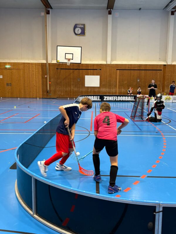 der Griedeler Emil Würz (links im Bild) im Zweikampf mit Ajdin Mvjkic vom TSV Ebersgöns