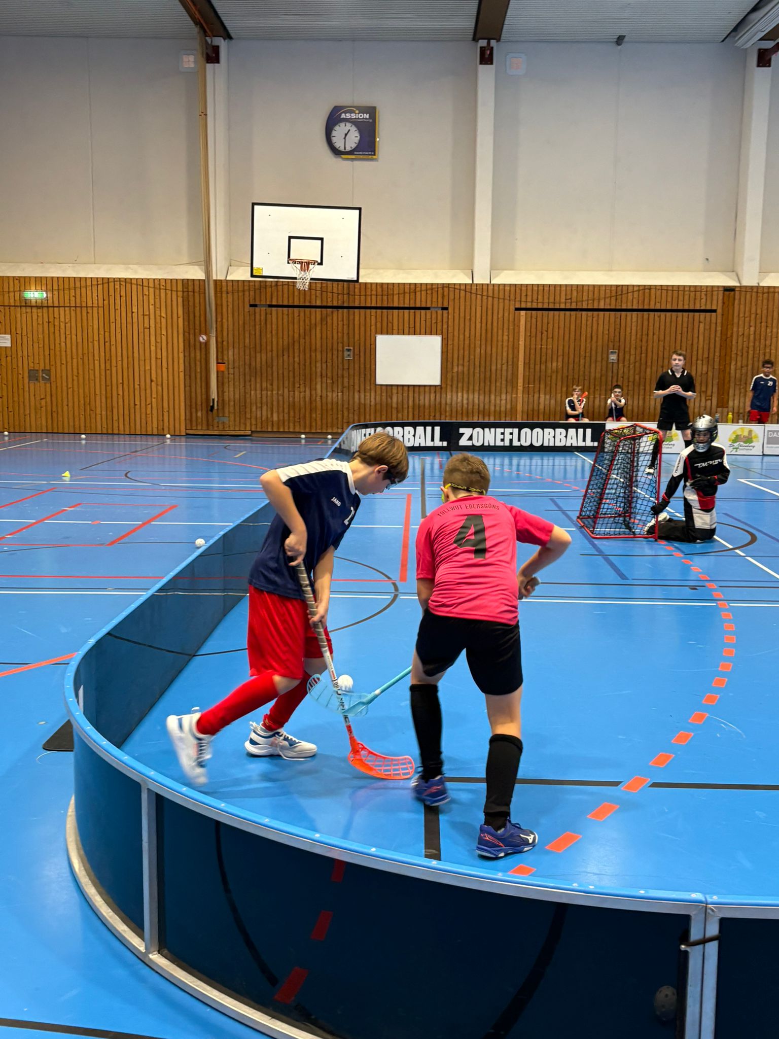 der Griedeler Emil Würz (links im Bild) im Zweikampf mit Ajdin Mvjkic vom TSV Ebersgöns