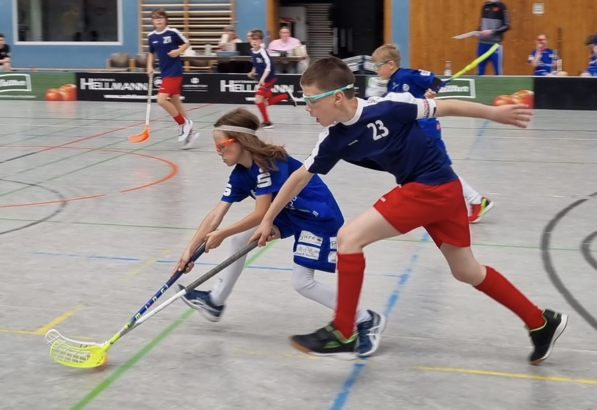 Eric Cercel (23) von Floorball Griedel ist ein schönes Beispiel, wie Kinder mit hohem Engagement auch nach wenigen Monaten schon ein wichtiger Bestandteil der Mannschaft sein können.