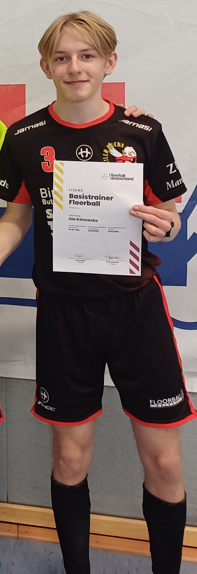 Cheftrainer Kevin Kapfer von Floorball Deutschland gratulierte Ole Koennecke (Bild) persönlich zur bestandenen Trainerausbildung