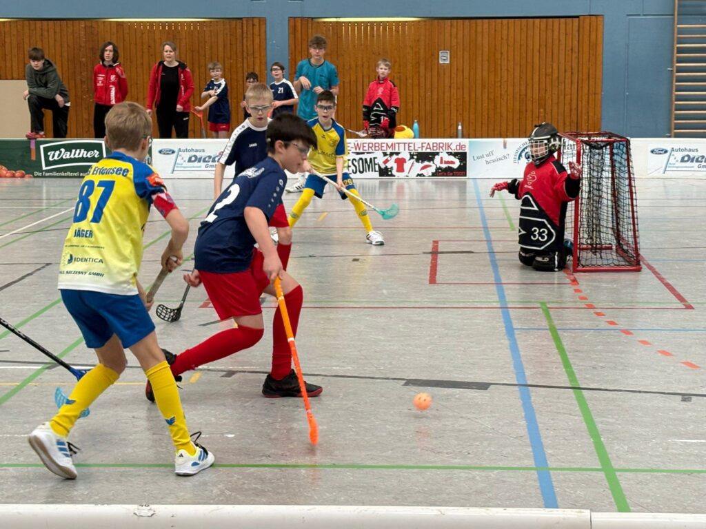 Paul Wolff in der Defense gegen Erlensee und im Hintergrund unser Goalie Casper Würz